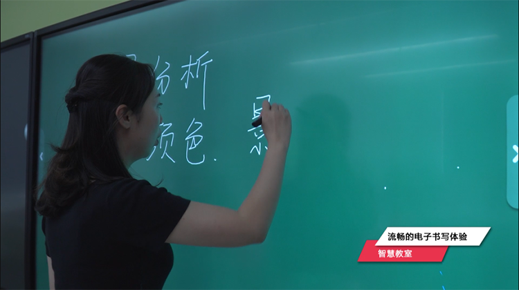 尊龙时凯黄淮学院智慧教室：智能交互平板电子书写体验